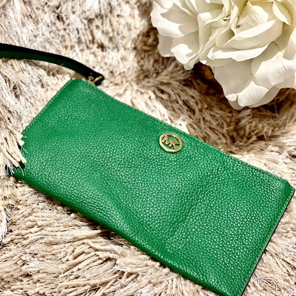 Pabbled leather travel pouch - Picture 2 of 3